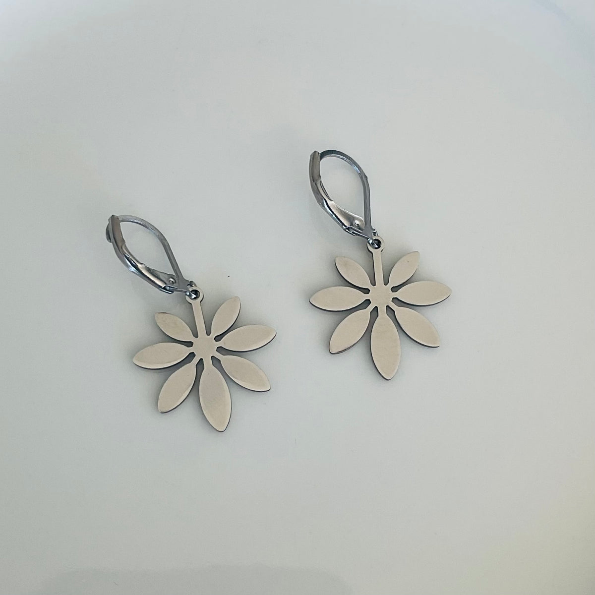 Flower drop earrings
