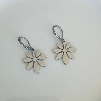 Flower drop earrings