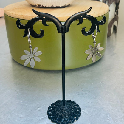 Flower drop earrings
